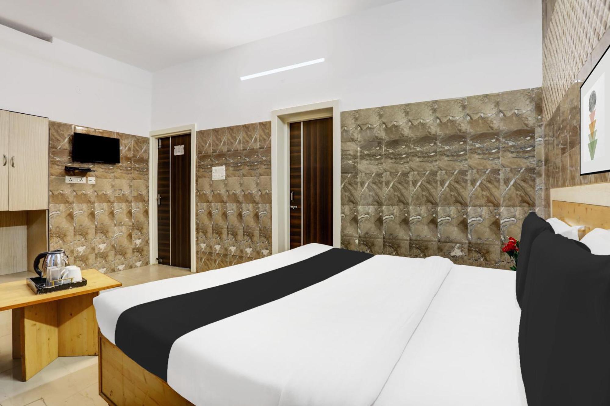 Hotel O Jammu Near Ragunath Bazaar Formerly Goodwill Buitenkant foto